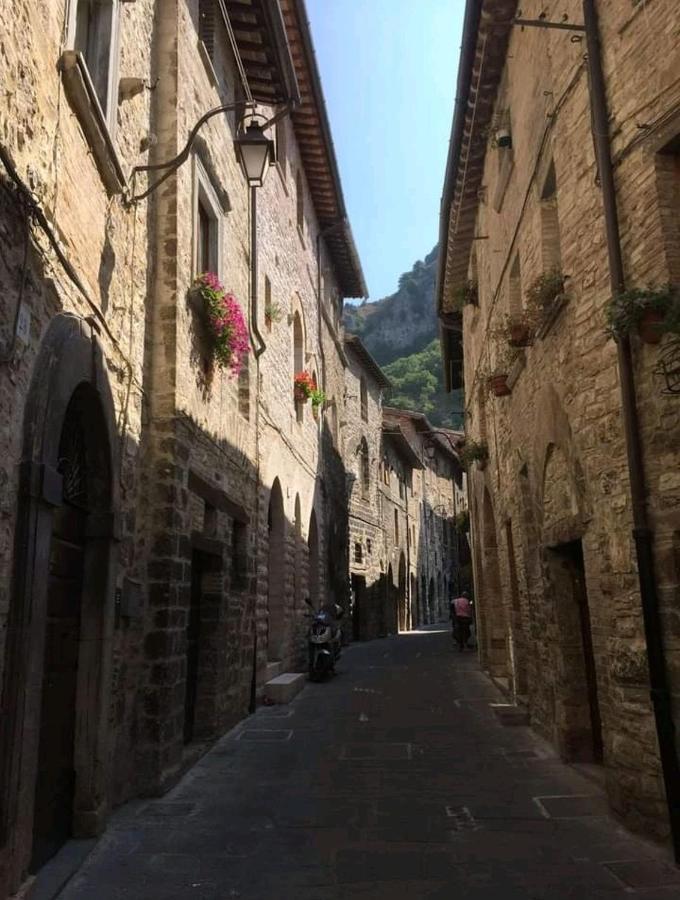 Апартаменты La Dimora Di Pietra Губбио Экстерьер фото